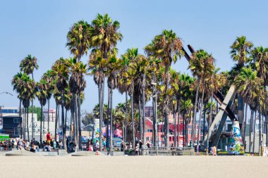Los Angeles, ABD, Kaliforniya - 13 Ağustos 2024, Venedik Sahili 'ndeki Ocean Front Walk boyunca ünlü, sevilen Los Angeles tatil yeri, dükkanlar ve butikler.