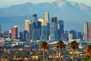 Gün batımında Los Angeles şehir merkezinde. Arka planda San Gabriel Dağları 'nın olduğu şehrin güzel manzarası, en değerli rüyaların gerçekleştiği yer, meleklerin şehri..