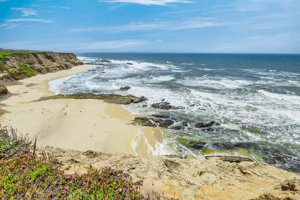 Cowell Çiftliği plajı, California sahilinde Half Moon Körfezi yakınlarında okyanus dalgaları. Güzel manzara, dinlenme kavramı, tatil, turizm.