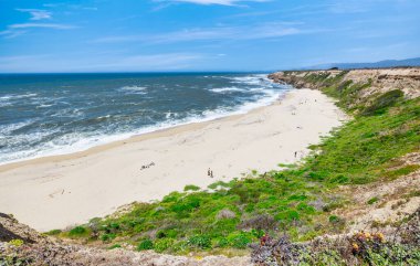 Cowell Çiftliği plajı, California sahilinde Half Moon Körfezi yakınlarında okyanus dalgaları. Güzel manzara, dinlenme kavramı, tatil, turizm.