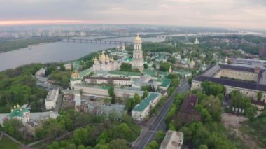 Sabahın erken saatlerinde Kiev-Pechersk Lavra 'nın manastır manzarası. Şehir Kyiv-Ukrayna. Bir kuşun gözünden şehir manzarası. Manastır manzaralı güneşli bir yaz sabahı. Video 4k