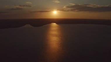 Bakota, Ukrayna 'daki bir rezervuarın kıyısında güzel bir günbatımının hava manzarası. 4k video, konsept turizm, seyahat