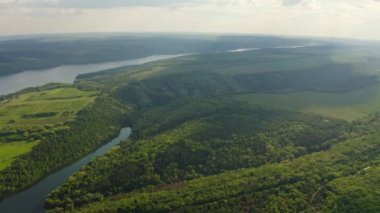 Bakota, Ukrayna 'daki bir rezervuarın kıyısındaki güzel manzaranın havadan görüntüsü. 4k video, konsept turizm, seyahat