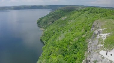 Bakota, Ukrayna 'daki bir rezervuarın kıyısındaki güzel manzaranın havadan görüntüsü. 4k video, konsept turizm, seyahat