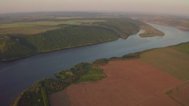 Bakota, Ukrayna 'daki bir rezervuarın kıyısındaki güzel manzaranın havadan görüntüsü. 4k video, konsept turizm, seyahat
