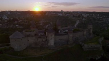 4K video, hava görüntüsü. Ortaçağ kalesi. Kamianets Podilskyi kalesi şafak vakti, eski Rutenya-Litvanya kalesi ve daha sonra şatonun bulunduğu yere üç parçalı Polonya kalesi inşa edildi..