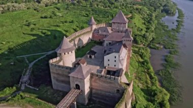 4k video, Khotyn kalesi hava manzarası, Dniester Nehri Eski Kalesi, Khotyn şehrinde taş kale, batı Ukrayna. Besarabia. Orta Çağ 'ın antik taş kalesi. Chernivtsi bölgesi