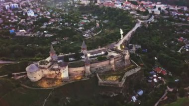 4K video, hava görüntüsü. Ortaçağ kalesi. Şafakta Kamianet-Podilskyi şatosu, eski Rutenya-Litvanya şatosu ve daha sonra şatonun bulunduğu yere üç kısımdan oluşan Polonya kalesi inşa edildi..