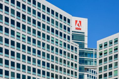 San Jose, California, ABD - 29 Eylül 2024 Adobe logosu San Jose, Kaliforniya 'daki genel merkezinde. Adobe medya düzenlemelerinde dünya lideri, Photoshop ise onların en önemli ürünü..