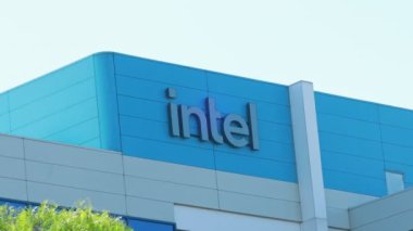 INTEL, SILICON VALLEY - EPTEMBER 2024 Intel bir yarı iletken merkezi işlem birimi şirketidir. IT, AI, teknoloji konsepti