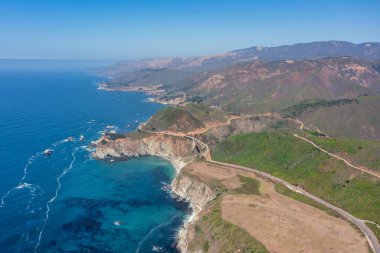 1. Otoyol ve Big Sur boyunca Pasifik Okyanusu 'nun güzel manzarası, hava manzarası, gün batımı, gün doğumu, sis. Kavram, seyahat, tatil, hafta sonu.