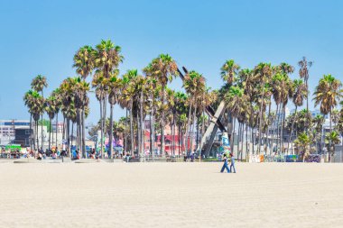 Los Angeles, ABD, Kaliforniya - 13 Ağustos 2024, Venedik Sahili 'ndeki Ocean Front Walk boyunca ünlü, sevilen Los Angeles tatil yeri, dükkanlar ve butikler.