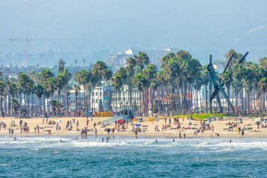 Los Angeles, ABD, Kaliforniya - 13 Ağustos 2024, Venedik Sahili 'ndeki Ocean Front Walk boyunca ünlü, sevilen Los Angeles tatil yeri, dükkanlar ve butikler.