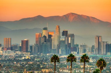 Gün batımında Los Angeles şehir merkezinde. Arka planda San Gabriel Dağları olan güzel bir şehir manzarası. Kavram, Hollywood, Turizm, Sinema, Yıldızlar, Ünlüler