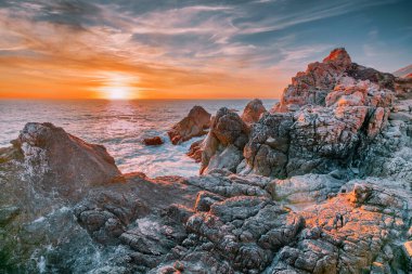 1. Otoyol ve Big Sur boyunca Pasifik Okyanusu 'nun güzel manzarası, hava manzarası, gün batımı, gün doğumu, sis. Kavram, seyahat, tatil, hafta sonu.