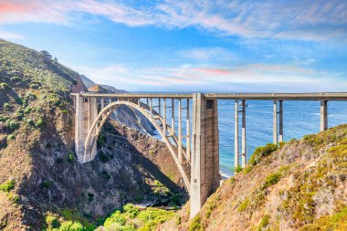 1. Otoyol ve Big Sur boyunca Pasifik Okyanusu 'nun güzel manzarası, Bixby Köprüsü' nün harika hava manzarası, gün batımı, gün doğumu, sis. Kavram, seyahat, tatil, hafta sonu.