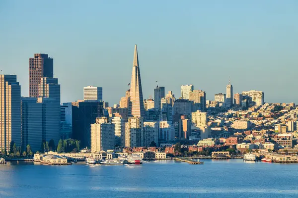San Francisco şehir merkezi ve Transamerica binasının manzarası, Kaliforniya, ABD, ufuk çizgisi ile, okyanus tarafından sabahın erken saatlerinde gün doğumunda manzara