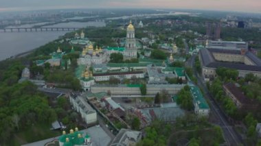 Sabahın erken saatlerinde Kiev-Pechersk Lavra 'nın manastır manzarası. Şehir Kyiv-Ukrayna. Bir kuşun gözünden şehir manzarası. Manastır manzaralı güneşli bir yaz sabahı. Video 4k