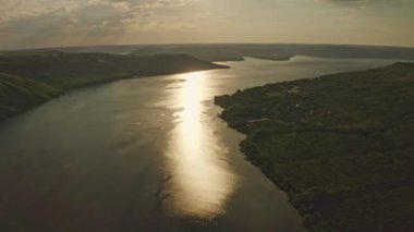 Bakota, Ukrayna 'daki bir rezervuarın kıyısında güzel bir günbatımının hava manzarası. 4k video, konsept turizm, seyahat