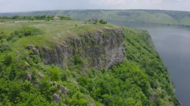 Bakota, Ukrayna 'daki bir rezervuarın kıyısındaki güzel manzaranın havadan görüntüsü. 4k video, konsept turizm, seyahat