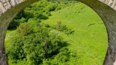 Ukrayna 'nın Ternopil bölgesindeki Plebanivka köyündeki Avusturya-Macaristan demiryolu köprüsünün havadan görünüşü Ukrayna' nın seyahat görüş noktaları. 4k video