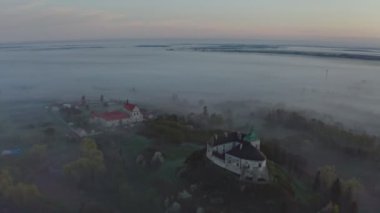 Hava görüntüsü. Lviv şehri yakınlarındaki Ortaçağ Olesko şatosu. Resimli bir tepenin üzerinde duruyor. Havadan. Bu, 13-18 asırlık eşsiz bir mimari ve tarih anıtı. İnsansız hava aracı görüntüleri. 4K