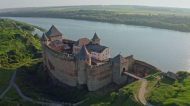 4k video, Khotyn kalesi hava manzarası, Dniester Nehri Eski Kalesi, Khotyn şehrinde taş kale, batı Ukrayna. Besarabia. Orta Çağ 'ın antik taş kalesi. Chernivtsi bölgesi