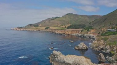 Kaliforniya 'daki 1. Otoyol boyunca Pasifik Okyanusu kıyı şeridi havadan görünüyor. Big Sur, Bixby Köprüsü, Lucia. Seyahat konsepti, turizm, seyahat, tatil. 4K video.