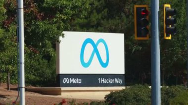 Menlo Park, CA, ABD - 5 Ekim 2024, Menlo Park, Kaliforniya 'daki Meta Platformları genel merkezinin girişinde Meta işareti görüldü. Meta Platformlar A.Ş. bir Amerikan teknoloji şirketi. 4K video