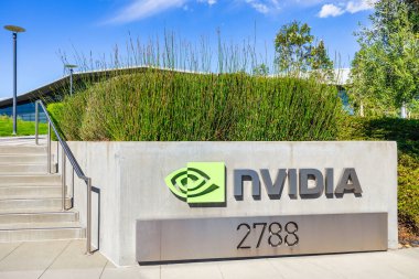 Santa Clara, CA, ABD - Ekim 06, 2024, NVIDIA logosu Santa Clara, Kaliforniya 'daki merkez kampüsünde görüldü. NVIDIA 'nın hisse fiyatlarındaki yoğun artış yapay zeka çipçisinin egemenliğini sağlamlaştırdı..