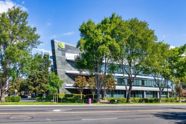 Santa Clara, CA, ABD - Ekim 06, 2024, NVIDIA logosu Santa Clara, Kaliforniya 'daki merkez kampüsünde görüldü. NVIDIA 'nın hisse fiyatlarındaki yoğun artış yapay zeka çipçisinin egemenliğini sağlamlaştırdı..