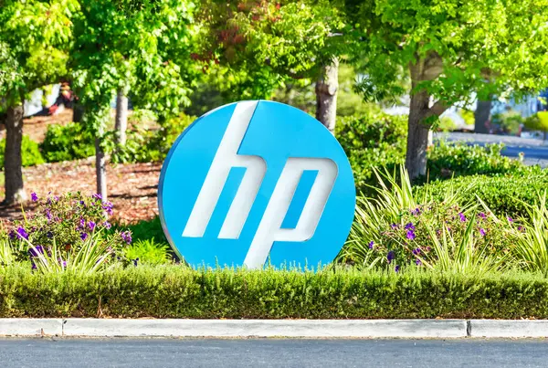 Palo Alto, California, ABD - 5 Ekim 2024 - Silikon Vadisi yakınlarındaki Hewlett Packard 'ın mavi, beyaz dairesel HP logosu.