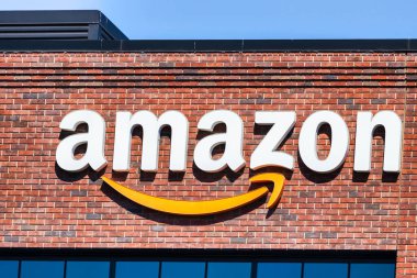 Doğu Palo Alto, CA, ABD - 5 Ekim 2024, Amazon logosu, Doğu Palo Alto 'nun Silikon Vadisi, Kaliforniya' daki Amazon Web Hizmetleri AWS ofisinde görüldü..