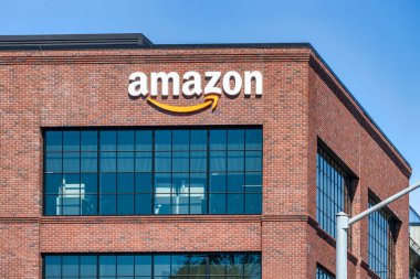 Doğu Palo Alto, CA, ABD - 5 Ekim 2024, Amazon logosu, Doğu Palo Alto 'nun Silikon Vadisi, Kaliforniya' daki Amazon Web Hizmetleri AWS ofisinde görüldü..