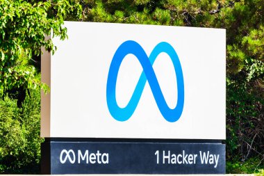 Menlo Park, CA, ABD - 5 Ekim 2024, Menlo Park, Kaliforniya 'daki Meta Platformları genel merkezinin girişinde Meta işareti görüldü. Meta Platformları, Inc. bir Amerikan teknoloji şirketi..