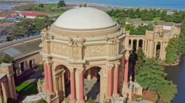 San Francisco, California, ABD 'deki Güzel Sanatlar Sarayı. Şehir simgesi, güzel bina, antik antik mimari, 4k video, turizm konsepti, seyahat