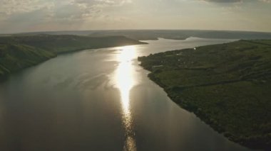 Bakota, Ukrayna 'daki bir rezervuarın kıyısında güzel bir günbatımının hava manzarası. 4k video, konsept turizm, seyahat