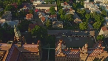 İlahiyat Fakültesi 'nin ve Üç Azizin Kilisesi' nin havadan görünüşü. UNESCO. Mimari. Kuleleri, kubbeleri ve yeşil bahçesi olan eski tarihi üniversite binası Chernivtsi, Ukrayna. Video 4k