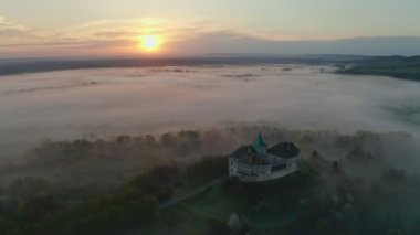Hava görüntüsü. Lviv şehri yakınlarındaki Ortaçağ Olesko şatosu. Resimli bir tepenin üzerinde duruyor. Havadan. Bu, 13-18 asırlık eşsiz bir mimari ve tarih anıtı. İnsansız hava aracı görüntüleri. 4K
