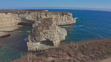 Güzel kumlu sahil manzarası ve California 'daki 1. Otoyol' daki Pasifik Okyanusu kıyıları, Shark Fin Koyu, Davenport, Santa Cruz. 4K çekimi. Seyahat, turizm, tatil, tatil konsepti
