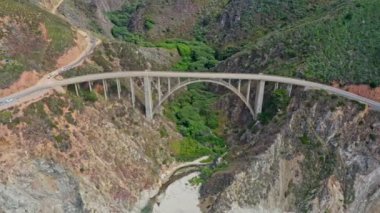Kaliforniya 'daki 1. Otoyol boyunca Pasifik kıyısındaki Bixby Köprüsü' nün havadan görüntüsü. Büyük Sur, Lucia. Seyahat konsepti, turizm, seyahat, tatil. 4K video.