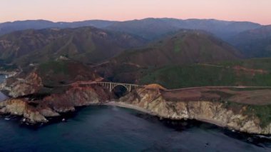 Kaliforniya 'daki 1. Otoyol boyunca Pasifik kıyısındaki Bixby Köprüsü' nün havadan görüntüsü. Büyük Sur, Lucia. Seyahat konsepti, turizm, seyahat, tatil. 4K video.