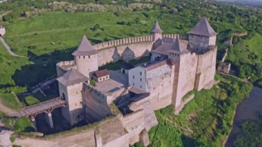 4k video, Khotyn kalesi hava manzarası, Dniester Nehri Eski Kalesi, Khotyn şehrinde taş kale, batı Ukrayna. Besarabia. Orta Çağ 'ın antik taş kalesi. Chernivtsi bölgesi