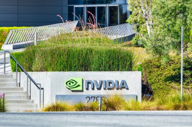 Santa Clara, CA, ABD - Ekim 06, 2024, NVIDIA logosu Santa Clara, Kaliforniya 'daki merkez kampüsünde görüldü. NVIDIA 'nın hisse fiyatlarındaki yoğun artış yapay zeka çipçisinin egemenliğini sağlamlaştırdı..