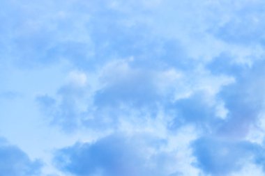 Güneşle boyanmış güzel bir gökyüzü ardında parlak altın tonları bırakır. Pembe, mavi ve çok renkli. Alacakaranlık akşamı ve sabah gökyüzünde bulutlar. Akşamları bulutlu bir arka plan, gündüzleri bulutlu.