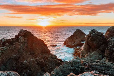 Pasifik Okyanusu kıyısı boyunca uzanan 1. Otoyol ve Big Sur, güzel manzara ve hava manzarası, gün batımı, gün doğumu, sis. Kavram, seyahat, tatil, hafta sonu.