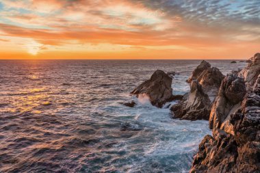 Pasifik Okyanusu kıyısı boyunca uzanan 1. Otoyol ve Big Sur, güzel manzara ve hava manzarası, gün batımı, gün doğumu, sis. Kavram, seyahat, tatil, hafta sonu.