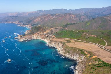 1. Otoyol ve Big Sur boyunca Pasifik Okyanusu 'nun güzel manzarası, hava manzarası, gün batımı, gün doğumu, sis. Kavram, seyahat, tatil, hafta sonu.
