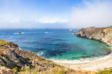 1. Otoyol ve Big Sur boyunca Pasifik Okyanusu 'nun güzel manzarası, hava manzarası, gün batımı, gün doğumu, sis. Kavram, seyahat, tatil, hafta sonu.