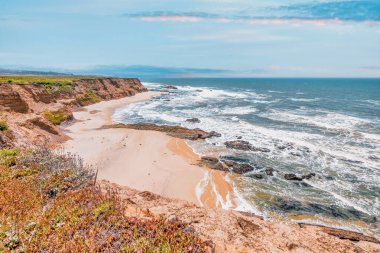 Cowell Çiftliği plajı, California sahilinde Half Moon Körfezi yakınlarında okyanus dalgaları. Güzel manzara, dinlenme kavramı, tatil, turizm.